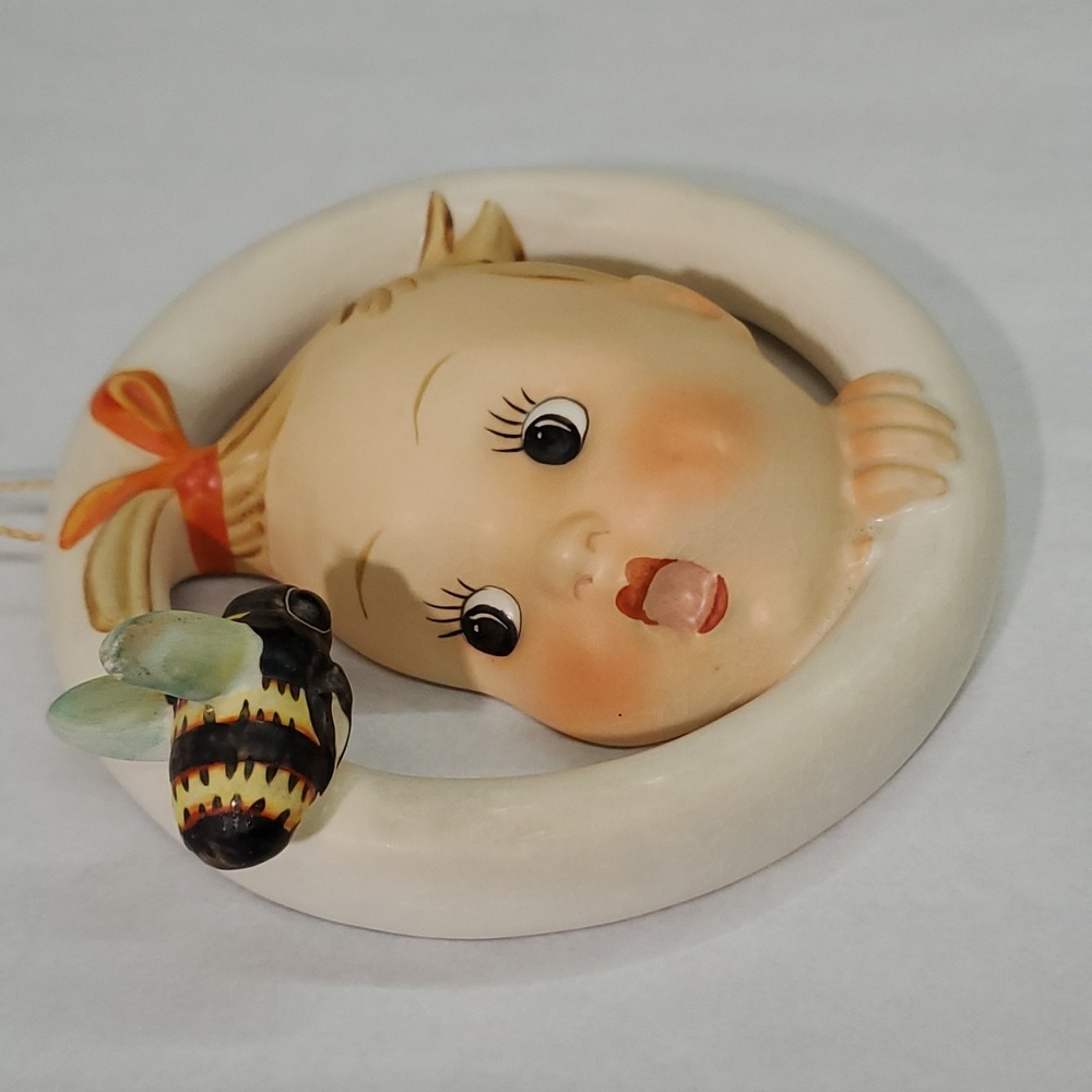 Vintage Hummel Wall Plaque "BA BEE" Girl, - in GREAT shape!! - Picture 9 of 14